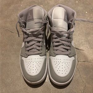 Women’s/ men’s jordan 1 mids.